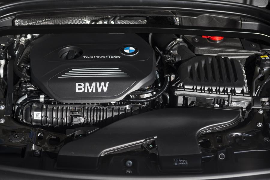 Моторный отсек BMW X1 xDrive28i xLine 2016 года  (NA) (фото 11 из 11)